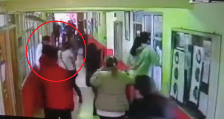 Revelan video donde mujer apuñala a profesor en liceo de Talcahuano.