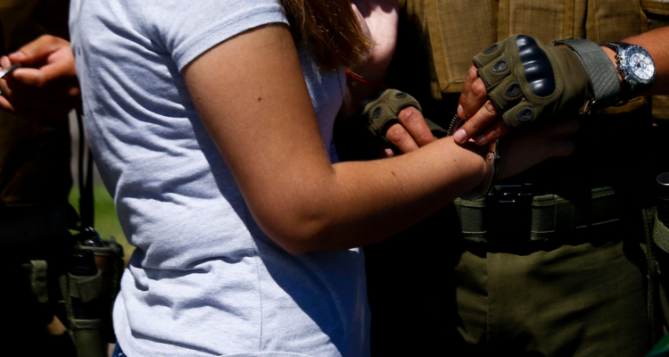 Detienen a mujer vendiendo droga afuera de colegio en Puerto Montt.