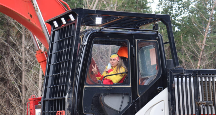Mujeres en trabajos forestales.