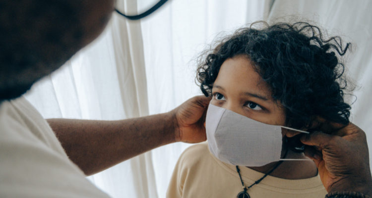 niño uisando mascarilla