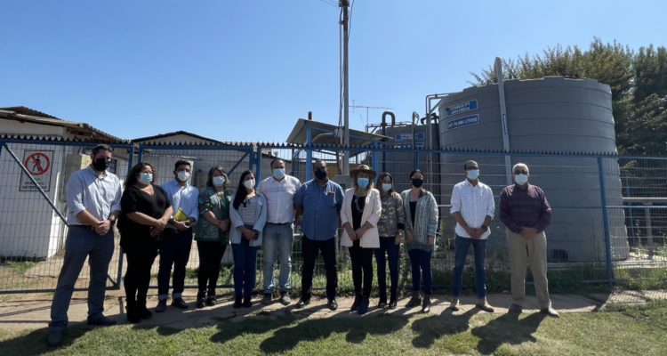 Alcaldesa Margarita Osorio, concejales, dirigente vecinales, fundación La Semilla, representantes de Anglo American y de su Programa Agua Rural