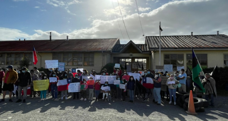 Padres de Escuela Villa Cachao se toman recinto: exigen mejoras en infraestructura para sus hijos