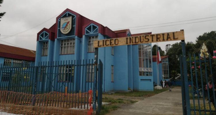 Apuñalan a estudiante al exterior de liceo en Osorno