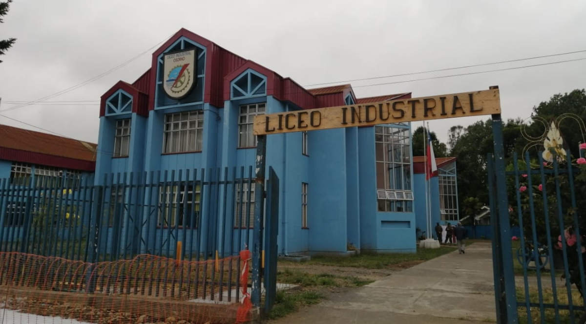 Apuñalan a estudiante al exterior de liceo en Osorno