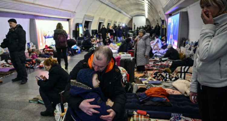 Más de 15.000 personas se esconden de los bombardeos rusos en el metro de Kiev