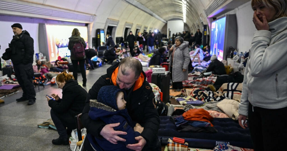 Más de 15.000 personas se esconden de los bombardeos rusos en el metro de Kiev