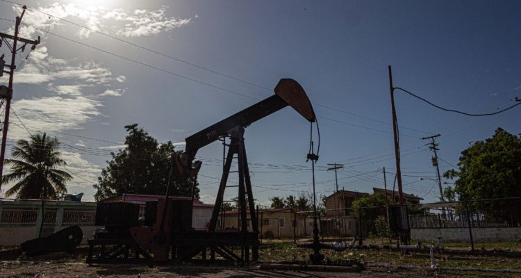 Petróleo registra baja y bolsas globales parten la semana esperanzadas a un alto al fuego en Kiev