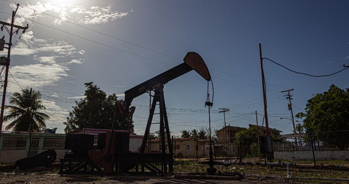 Petróleo registra baja y bolsas globales parten la semana esperanzadas a un alto al fuego en Kiev