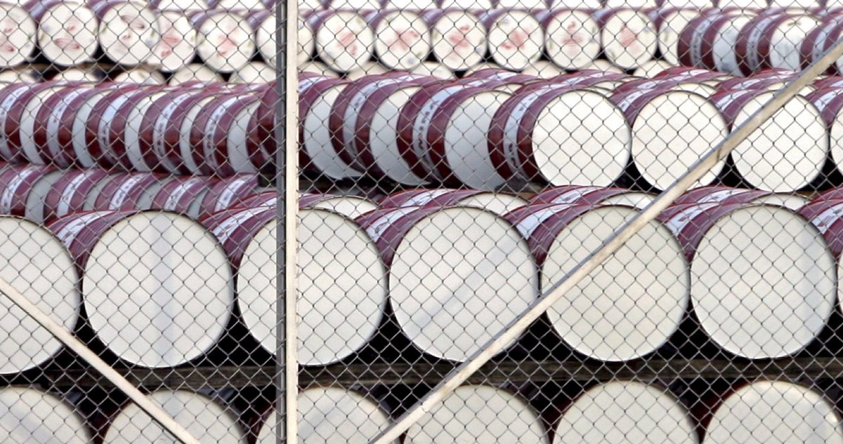 El petróleo Brent sube casi 4% y sigue condicionado a la crisis en Europa del Este