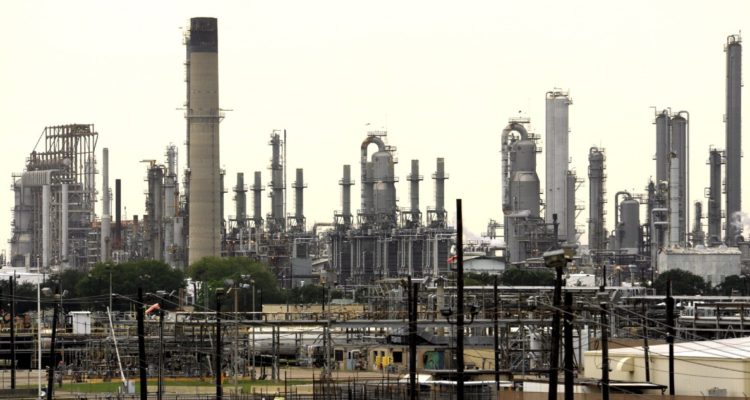 El precio del barril de petróleo sigue escalando condicionado por la guerra en Ucrania