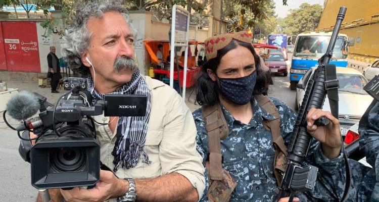 El camarógrafo fallecido, trabajando desde Medio Oriente.