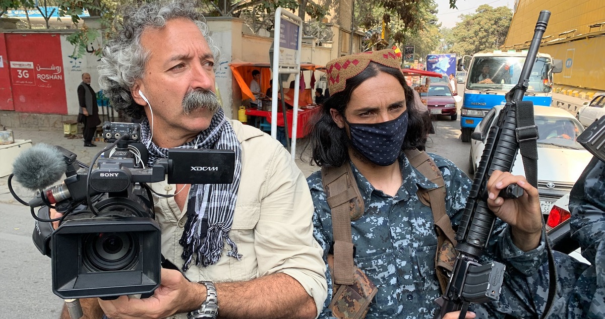 El camarógrafo fallecido, trabajando desde Medio Oriente.