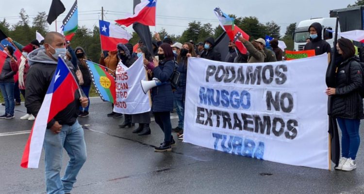 Pomponeros cortan ruta