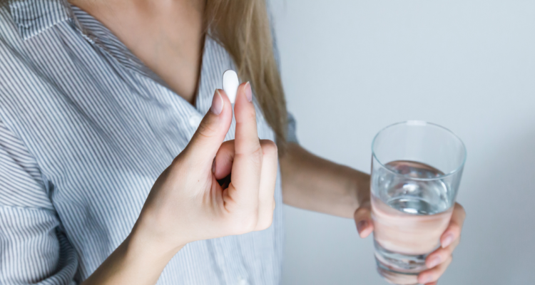 mujer-tomando-medicamento-anticonceptivos-covid