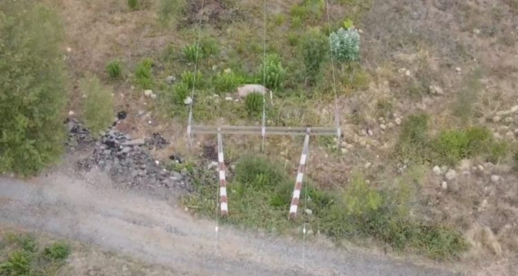 Familia denuncia instalación de postes