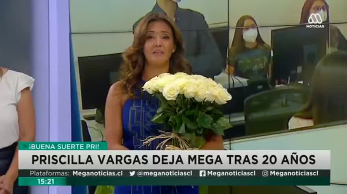 La periodista Priscilla Vargas despidiéndose del equipo de Prensa de Mega.