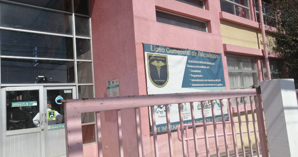 Profesor apuñalado en liceo de Talcahuano entrega su testimonio.