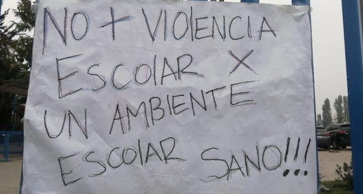 Estudiantes y apoderados de colegio de Puente Alto protestan por alza de violencia escolar