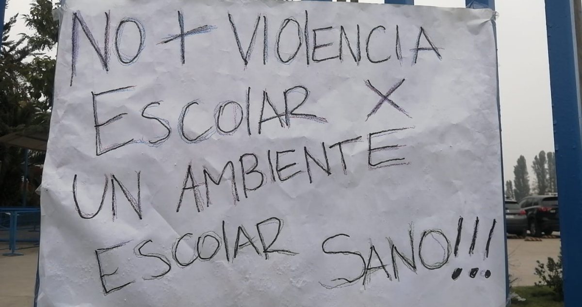 Estudiantes y apoderados de colegio de Puente Alto protestan por alza de violencia escolar
