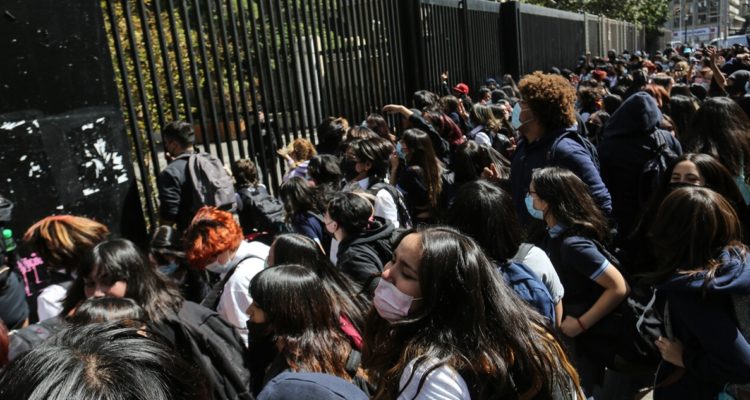 Secundarias protestan afuera del Instituto Nacional exigiendo medidas por denuncias de abuso y acoso