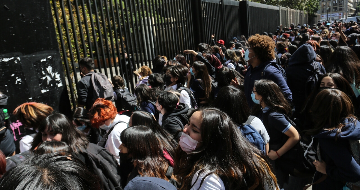 Secundarias protestan afuera del Instituto Nacional exigiendo medidas por denuncias de abuso y acoso