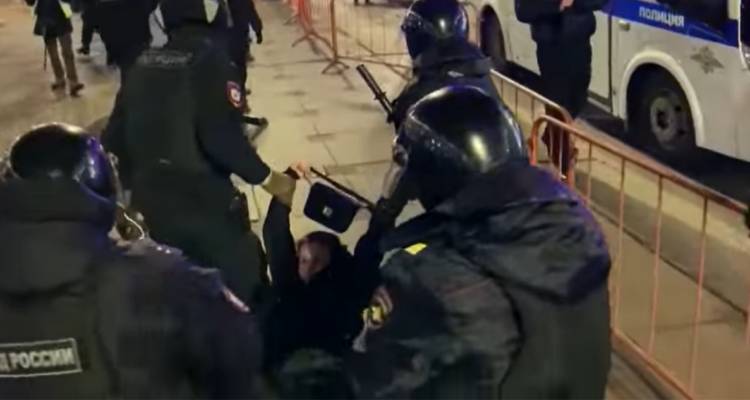 Mujer siendo detenida en medio de manifestaciones contra la guerra en Rusia