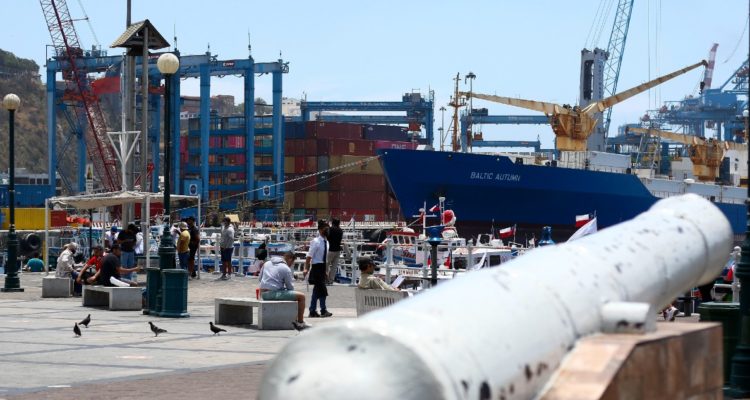 Empresarios frutícolas acusan que no encuentran buques en Valparaíso para exportar sus productos