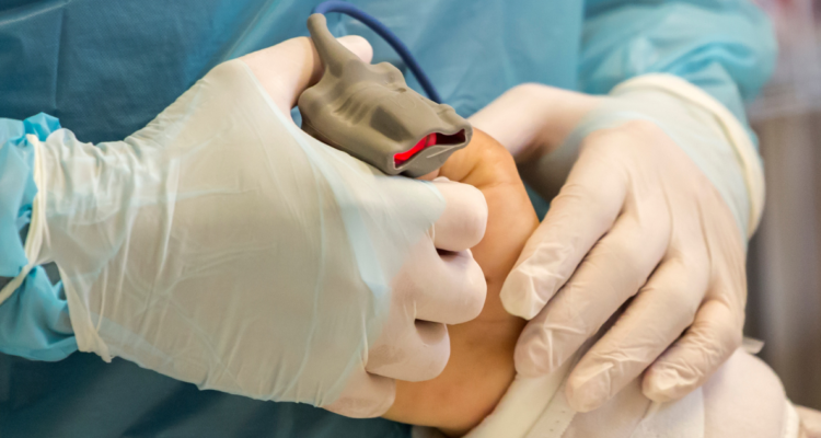 Imagen de contexto de un trabajador de la salud tomando la mano de un paciente