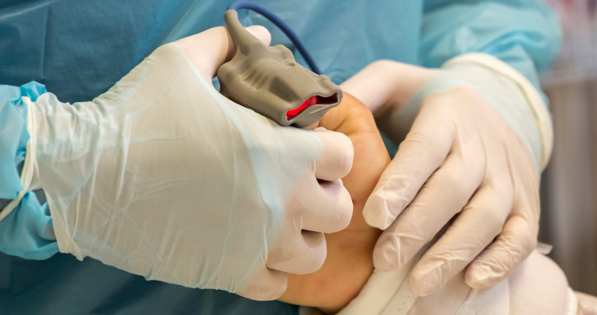 Imagen de contexto de un trabajador de la salud tomando la mano de un paciente