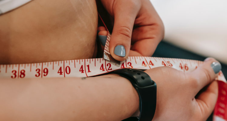 mujer midiendo cintura