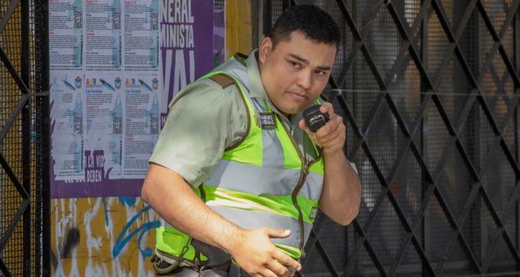 Carabineros agregidos tras marcha estudiantil presentan querella por homicidio frustrado