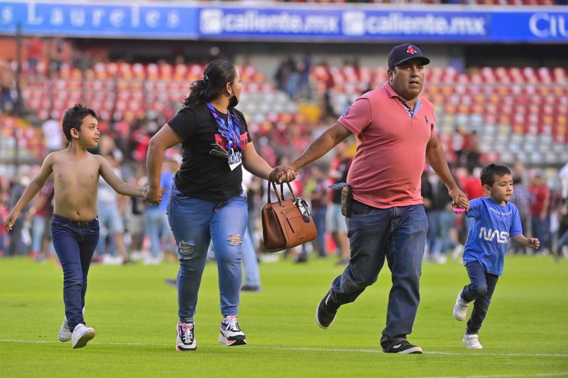 Familia arranca por pelea de hinchas en Querétaro y Atlas