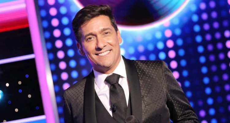 El animador Rafael Araneda en el set de tu Cara me Suena.