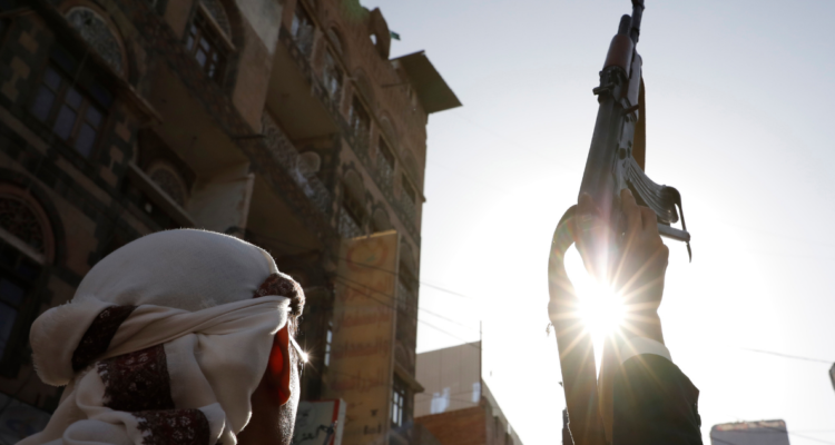 Rebeldes yemeníes atacan instalaciones petroleras en arabia Saudí