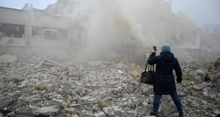 Reportan al menos 13 muertos tras bombardeo sobre antigua panadería en Ucrania