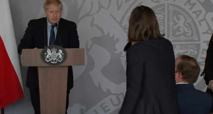 Reportera ucraniana confronta a Jonhson Vienes a Polonia pero no vas al Kiev, porque tienes miedo