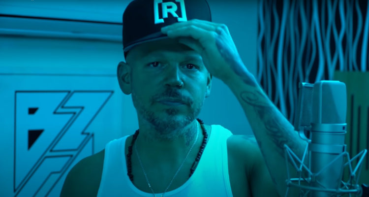 El cantante Residente en el video de su canción contra J Balvin. El músico acabó pidiendo disculpas.