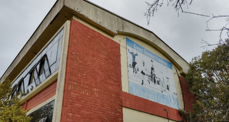 Nueva riña en liceo de Valdivia obliga intervención policial: pelea de 6 deja 2 alumnas lesionadas