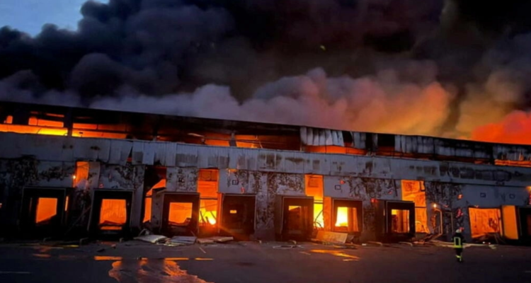 Un depósito de productos congelados incendiado después de un bombardeo Ruso en la región de Kiev.