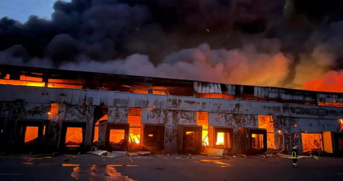 Un depósito de productos congelados incendiado después de un bombardeo Ruso en la región de Kiev.
