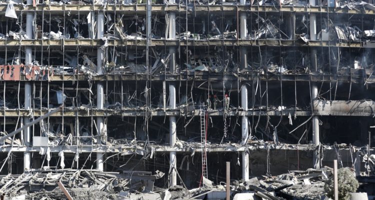 Vista de los destrozos tras el bombardeo ruso a un centro comercial en Kiev.