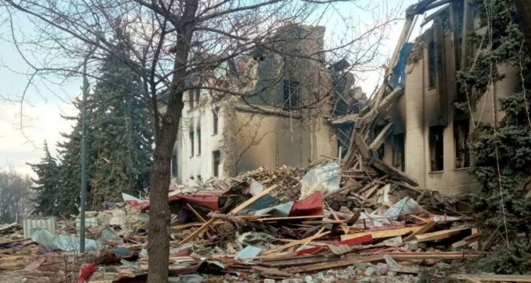Ruinas del teatro en Mariúpol.