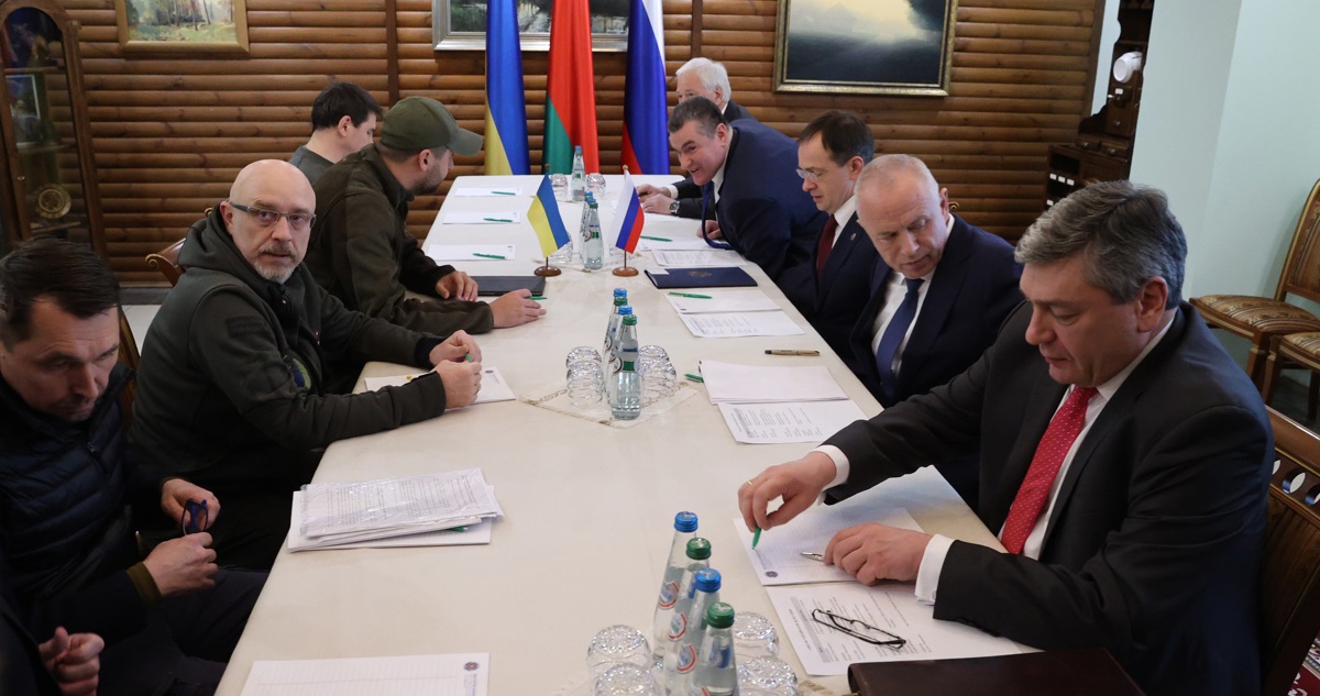 Comitivas de Rusia y Ucrania reunidas.
