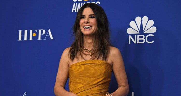 La actriz Sandra Bullock posando mientras ríe en la alfombra roja de los Golden Globes de 2020.
