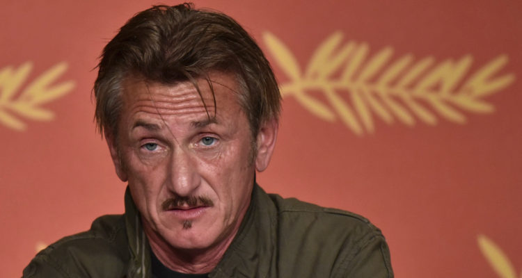 El actor y director Sean Penn serio en una conferencia del festival de Cannes. Penn viajó a Ucrania para grabar un documental.