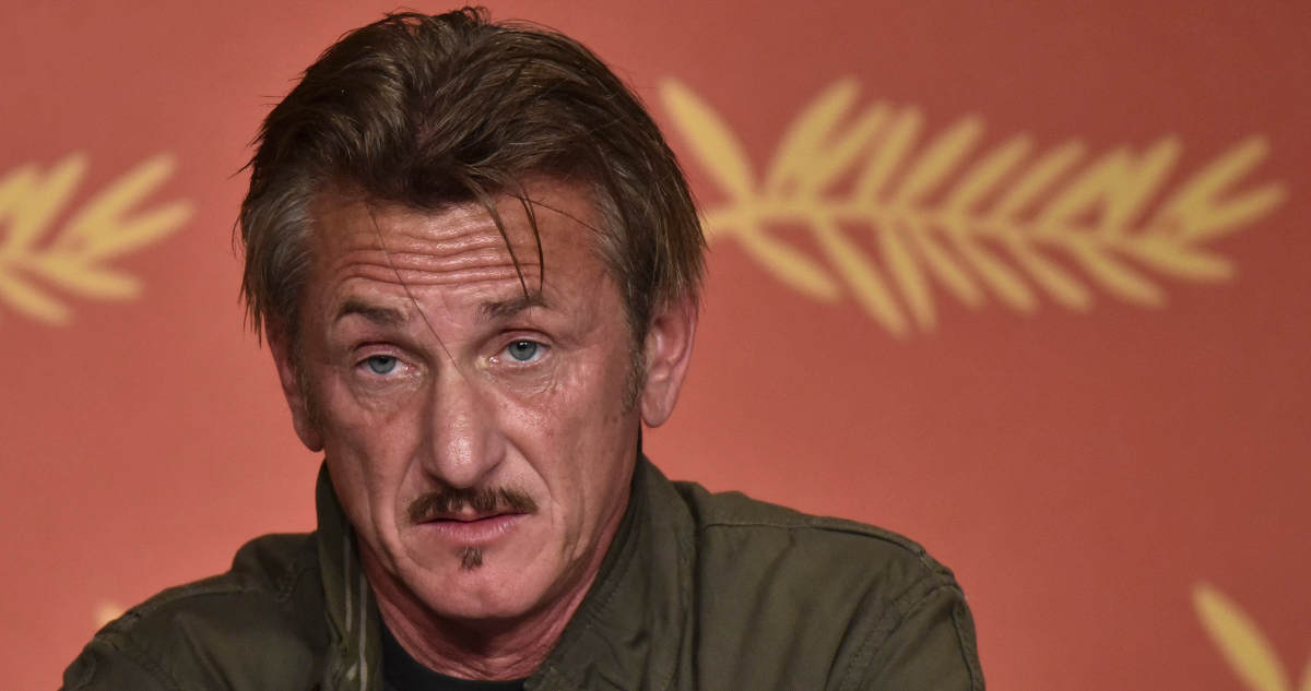 El actor y director Sean Penn serio en una conferencia del festival de Cannes. Penn viajó a Ucrania para grabar un documental.