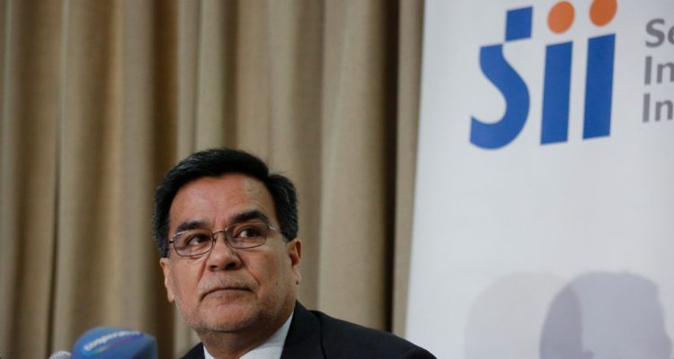 Gobierno habría pedido renuncia al director del SII y funcionarios esperan ser recibidos por Marcel