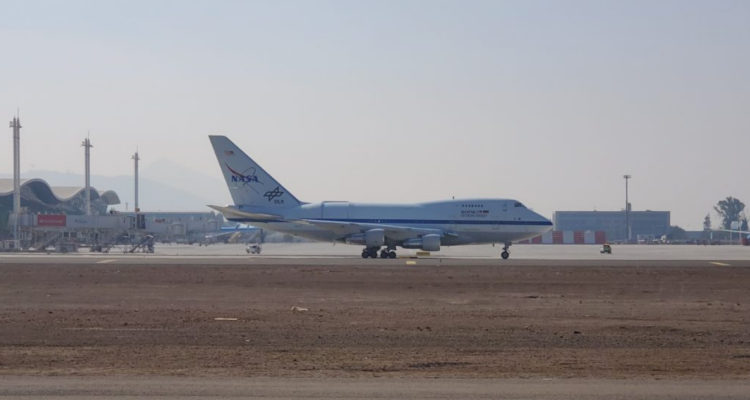 El avión modificado donde viaja el observatorio y sus científicos.