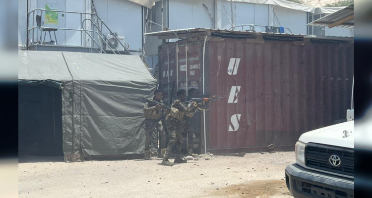 Fotografía de los militares reaccionando al atentado para reducir a los atacantes.