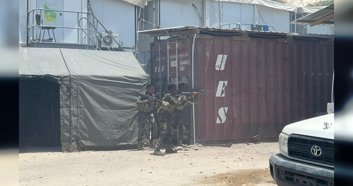 Fotografía de los militares reaccionando al atentado para reducir a los atacantes.